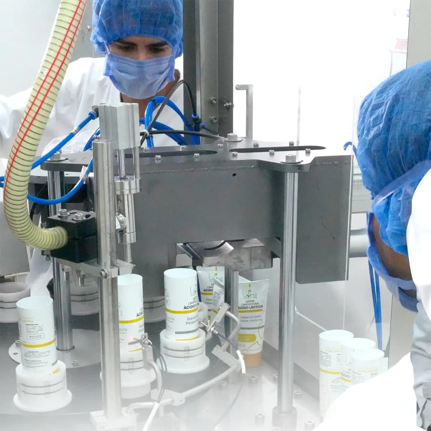 Especialista de Living observando una muestra en el microscopio